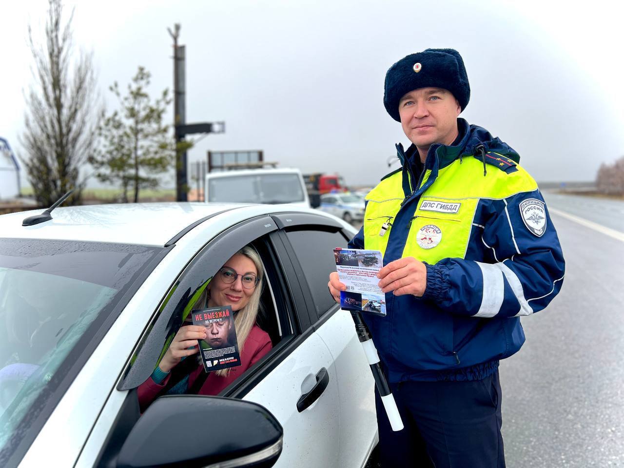 В рамках мероприятия на эвакуаторе был расположен разбитый автомобиль с механическими повреждениями после ДТП - как наглядное напоминание о важности соблюдения правил дорожного движения и культуры поведения на дороге В рамках мероприятия на эвакуаторе был расположен разбитый автомобиль с механическими повреждениями после ДТП - как наглядное напоминание о важности соблюдения правил дорожного движения и культуры поведения на дороге