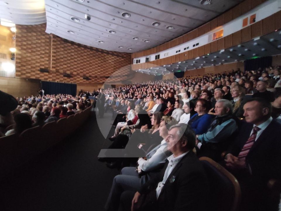 День народного единства в Ульяновске встретили с размахом — к праздничной дате приурочили множество торжественных событий, тематических конкурсов, патриотических мероприятий День народного единства в Ульяновске встретили с размахом — к праздничной дате приурочили множество торжественных событий, тематических конкурсов, патриотических мероприятий