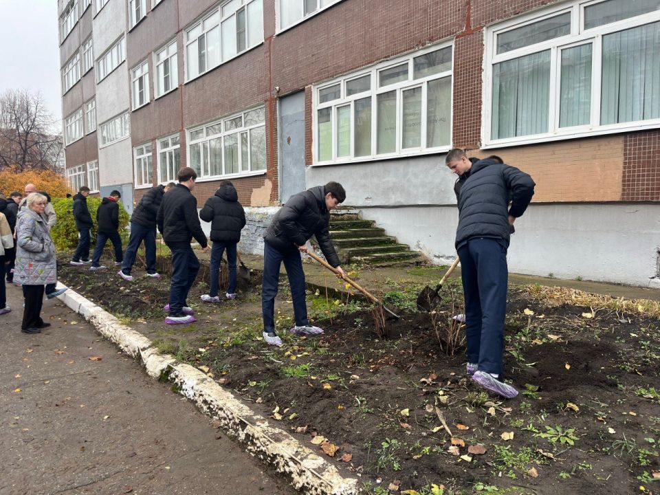 По инициативе главы Ульяновска Александра Болдакина осенью в городе реализуется масштабная программа по озеленению территорий образовательных организаций города По инициативе главы Ульяновска Александра Болдакина осенью в городе реализуется масштабная программа по озеленению территорий образовательных организаций города