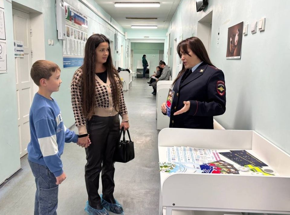 В ходе проведения мероприятия сотрудники Госавтоинспекции рассказали детям и их родителям о видах детских удерживающих устройств, способах крепления и установке их в салоне автомобиля В ходе проведения мероприятия сотрудники Госавтоинспекции рассказали детям и их родителям о видах детских удерживающих устройств, способах крепления и установке их в салоне автомобиля