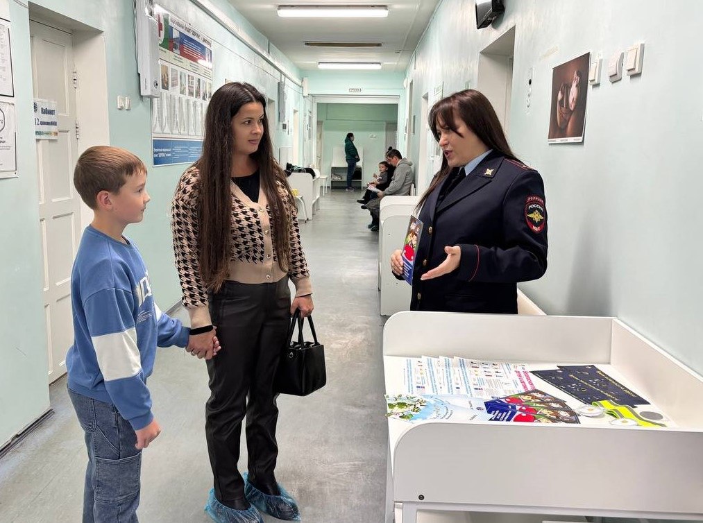 В ходе проведения мероприятия сотрудники Госавтоинспекции рассказали детям и их родителям о видах детских удерживающих устройств, способах крепления и установке их в салоне автомобиля В ходе проведения мероприятия сотрудники Госавтоинспекции рассказали детям и их родителям о видах детских удерживающих устройств, способах крепления и установке их в салоне автомобиля