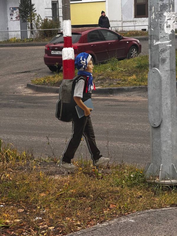 Ульяновцы утепляют к зиме картонных школьников — макеты детей, расположенных около «зебр» на дорогах Ульяновцы утепляют к зиме картонных школьников — макеты детей, расположенных около «зебр» на дорогах