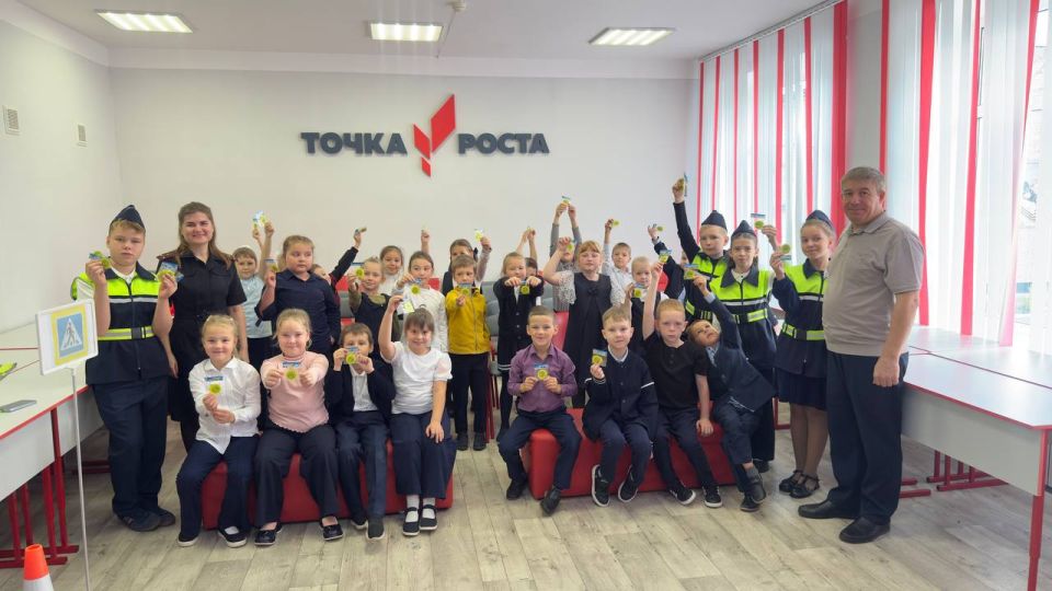 Во время практического занятия школьники повторили значения дорожных знаков и сигналов светофора, вспомнили правила поведения на парковках и местах скопления автомобилей Во время практического занятия школьники повторили значения дорожных знаков и сигналов светофора, вспомнили правила поведения на парковках и местах скопления автомобилей