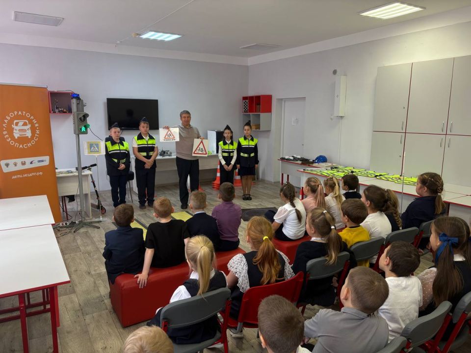 Во время практического занятия школьники повторили значения дорожных знаков и сигналов светофора, вспомнили правила поведения на парковках и местах скопления автомобилей