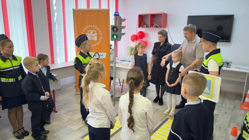 Во время практического занятия школьники повторили значения дорожных знаков и сигналов светофора, вспомнили правила поведения на парковках и местах скопления автомобилей Во время практического занятия школьники повторили значения дорожных знаков и сигналов светофора, вспомнили правила поведения на парковках и местах скопления автомобилей