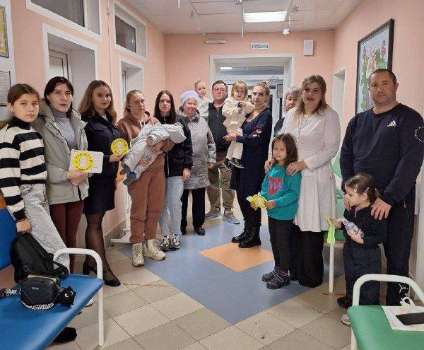 В ходе проведения мероприятия сотрудники Госавтоинспекции рассказали детям и их родителям о видах детских удерживающих устройств, способах крепления и установке их в салоне автомобиля В ходе проведения мероприятия сотрудники Госавтоинспекции рассказали детям и их родителям о видах детских удерживающих устройств, способах крепления и установке их в салоне автомобиля