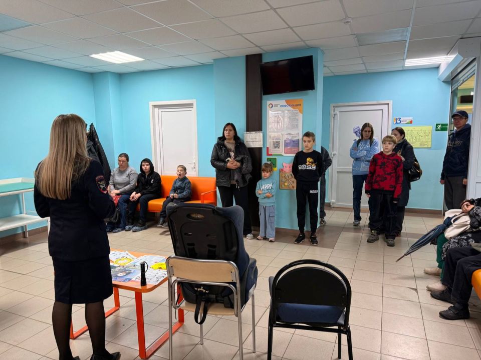 Самые маленькие участники областного мероприятия с огромным удовольствием показывали друг другу как правильно пристегиваться ремнем безопасности, рассказывали как нужно вести себя в салоне автомобиля и о том, что нельзя... Самые маленькие участники областного мероприятия с огромным удовольствием показывали друг другу как правильно пристегиваться ремнем безопасности, рассказывали как нужно вести себя в салоне автомобиля и о том, что нельзя...