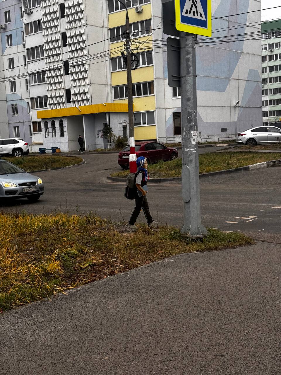 Ульяновцы утепляют к зиме картонных школьников — макеты детей, расположенных около «зебр» на дорогах