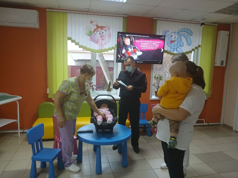 Самые маленькие участники областного мероприятия с огромным удовольствием показывали друг другу как правильно пристегиваться ремнем безопасности, рассказывали как нужно вести себя в салоне автомобиля и о том, что нельзя...