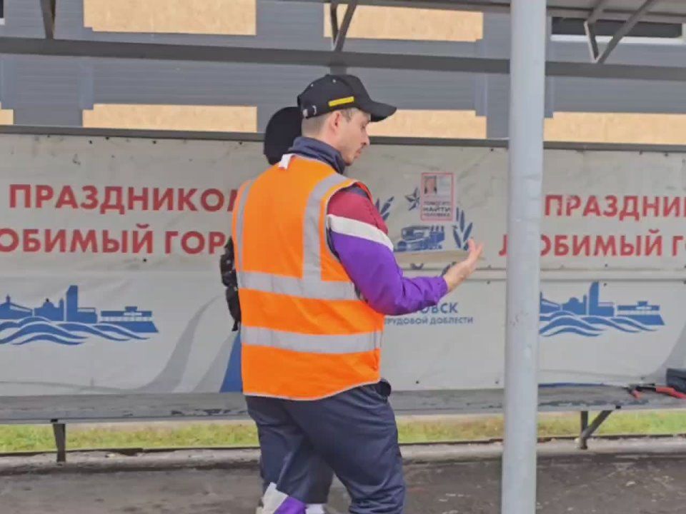 На остановках появляются новые таблички с расписанием