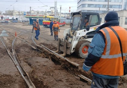 Приостановлено движение трамваев в сторону Дамбы