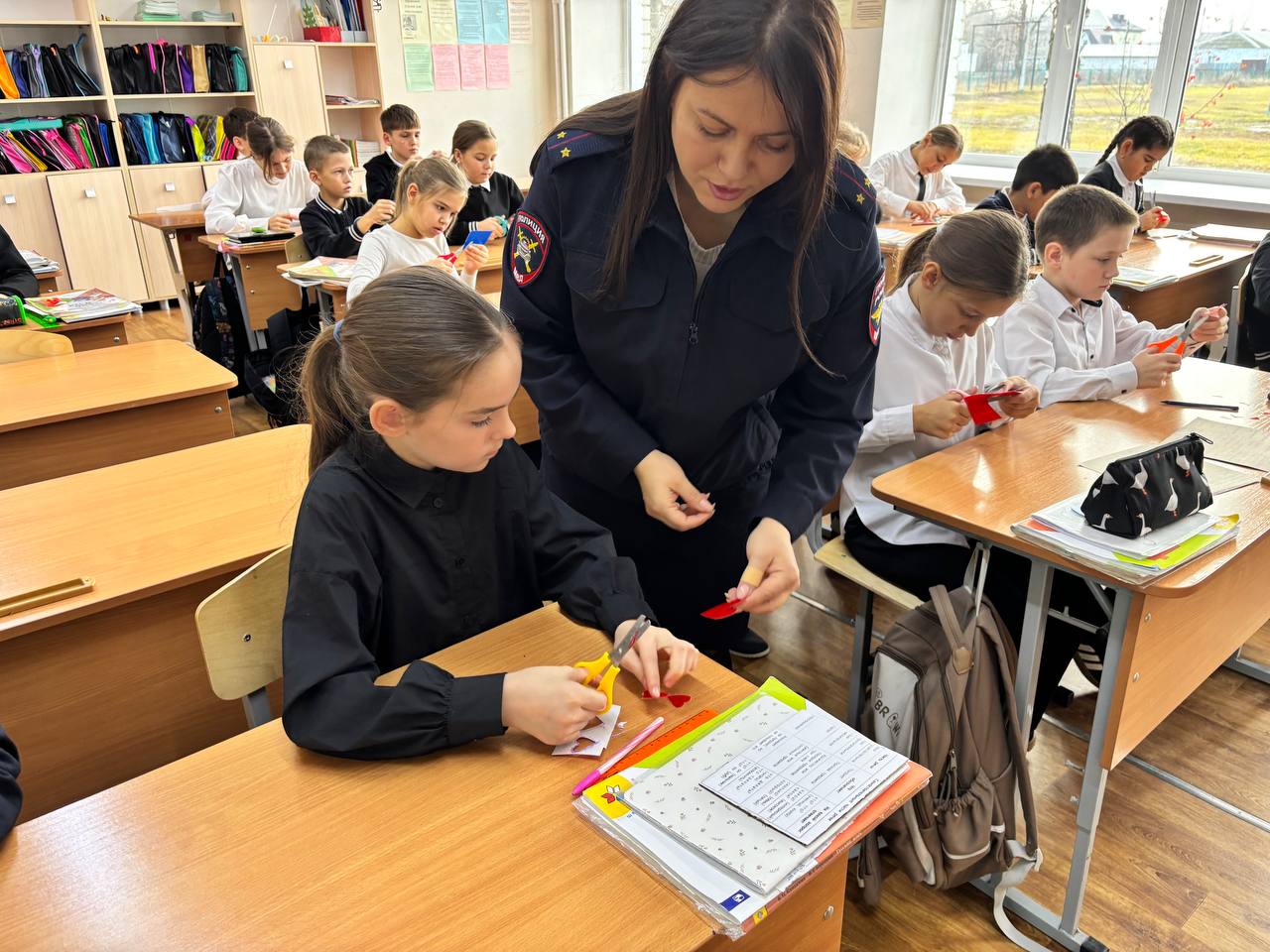 В завершение мероприятия участники мастер-класса сделали фотографию на память с изготовленными световозвращающими элементами и пообещали всегда соблюдать Правила дорожного движения В завершение мероприятия участники мастер-класса сделали фотографию на память с изготовленными световозвращающими элементами и пообещали всегда соблюдать Правила дорожного движения