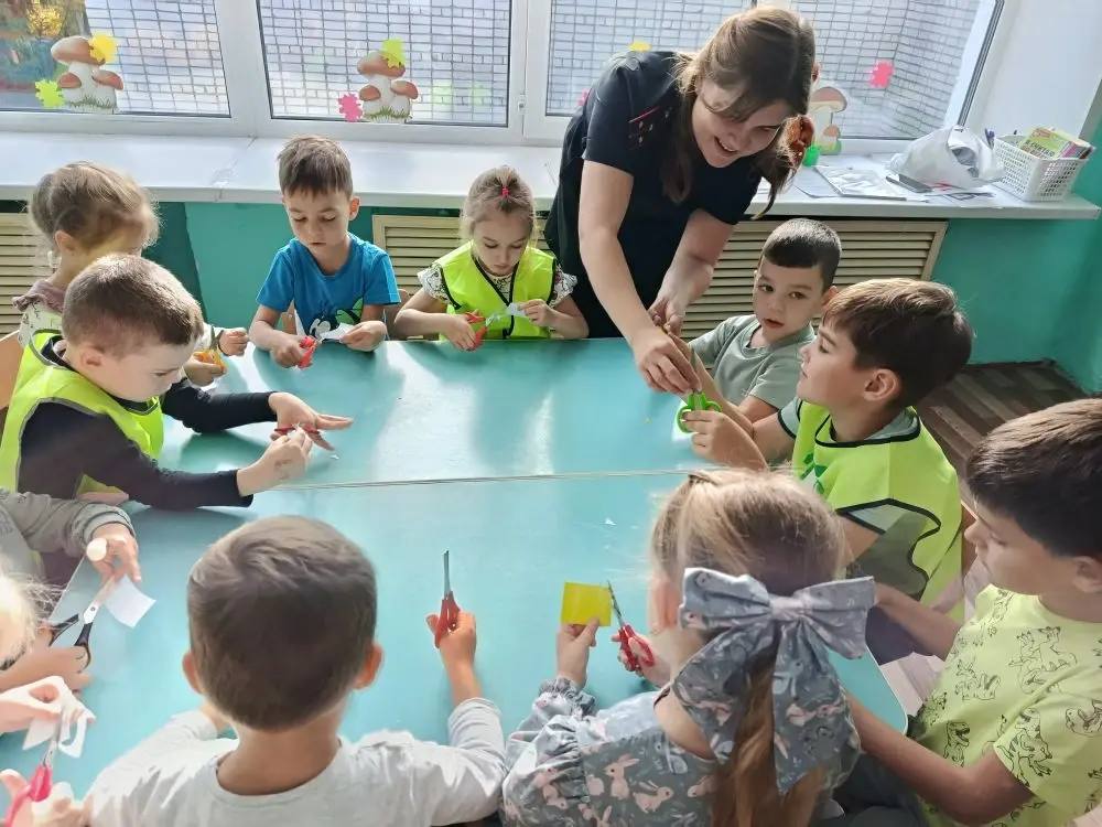 В завершение мероприятия участники мастер-класса сделали фотографию на память с изготовленными световозвращающими элементами и пообещали всегда соблюдать Правила дорожного движения В завершение мероприятия участники мастер-класса сделали фотографию на память с изготовленными световозвращающими элементами и пообещали всегда соблюдать Правила дорожного движения