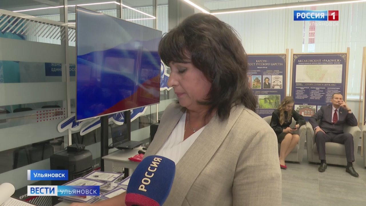 Молодым людям Ленинского района Ульяновска торжественно вручили российские паспорта в честь Дня народного единства