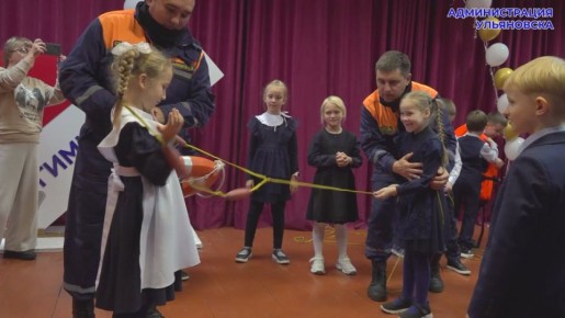 Ульяновские спасатели разъясняют школьникам опасность нахождения на льду