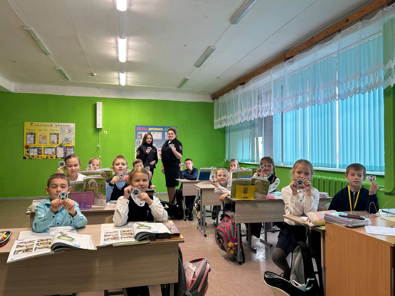 В ходе мероприятия дорожные полицейские провели профилактическую работу с детьми о необходимости использования световозвращателей на верхней одежде, рассказали какими свойствами обладают световозвращатели В ходе мероприятия дорожные полицейские провели профилактическую работу с детьми о необходимости использования световозвращателей на верхней одежде, рассказали какими свойствами обладают световозвращатели