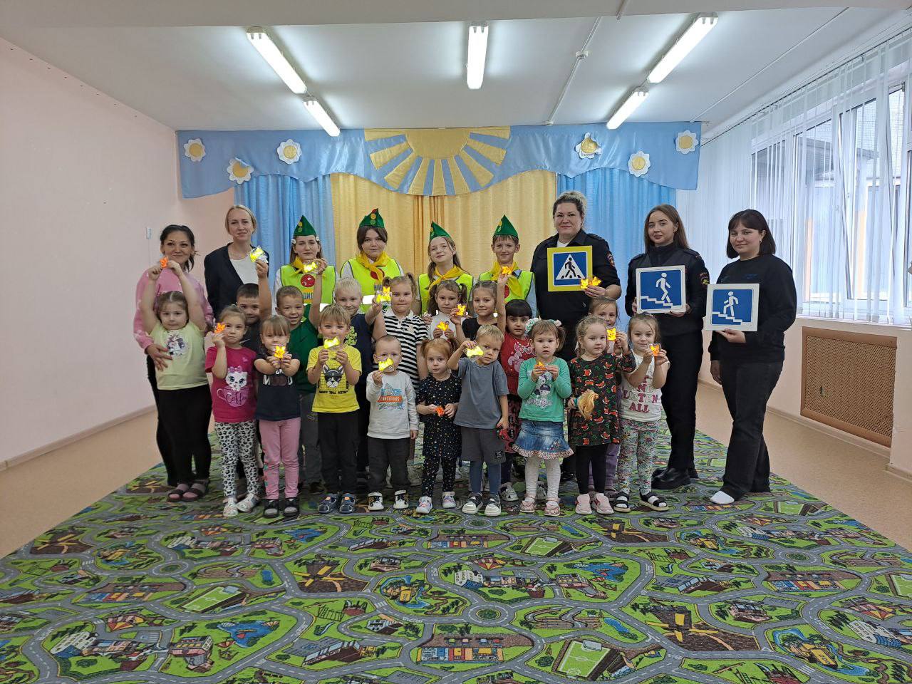 Сотрудники также посетили с профилактической беседой Кротовский детский сад, где повторили значения сигналов светофора и закрепили на практике, как следует правильно переходить дорогу по регулируемым и нерегулируемым... Сотрудники также посетили с профилактической беседой Кротовский детский сад, где повторили значения сигналов светофора и закрепили на практике, как следует правильно переходить дорогу по регулируемым и нерегулируемым...