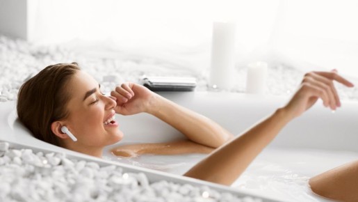 Вымокший наушник еще можно спасти: эксперт дал четкую инструкцию