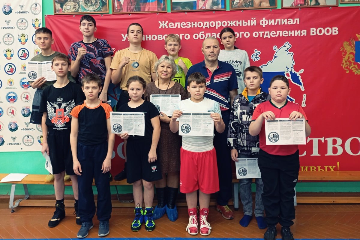 В Ульяновске сотрудница транспортной полиции провела профилактическую беседу с ребятами из спортивной секции