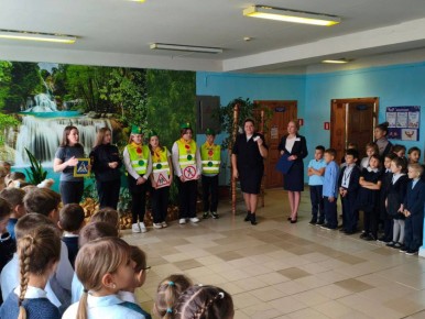 Сотрудники также посетили с профилактической беседой Кротовский детский сад, где повторили значения сигналов светофора и закрепили на практике, как следует правильно переходить дорогу по регулируемым и нерегулируемым...