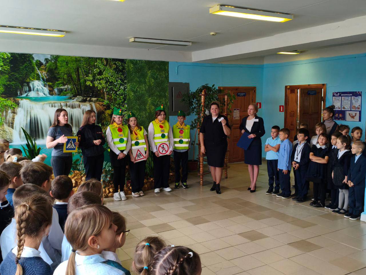 Сотрудники также посетили с профилактической беседой Кротовский детский сад, где повторили значения сигналов светофора и закрепили на практике, как следует правильно переходить дорогу по регулируемым и нерегулируемым...