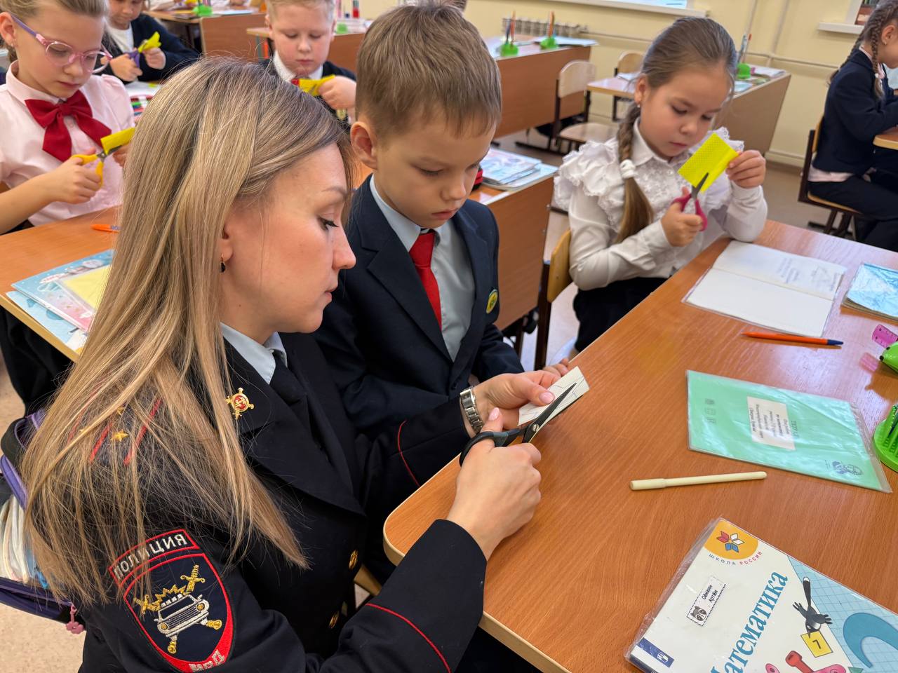 На мастер-классе ребята совместно с дорожными полицейскими при помощи ножниц и световозвращающей бумаги изготовили разнообразные наклейки, которые дети прикрепили к верхней одежде, головным уборам и рюкзакам На мастер-классе ребята совместно с дорожными полицейскими при помощи ножниц и световозвращающей бумаги изготовили разнообразные наклейки, которые дети прикрепили к верхней одежде, головным уборам и рюкзакам