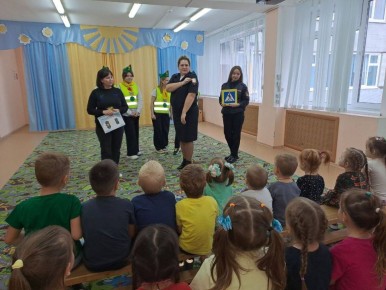 В ходе мероприятия дорожные полицейские провели профилактическую работу с детьми о необходимости использования световозвращателей на верхней одежде, рассказали какими свойствами обладают световозвращатели