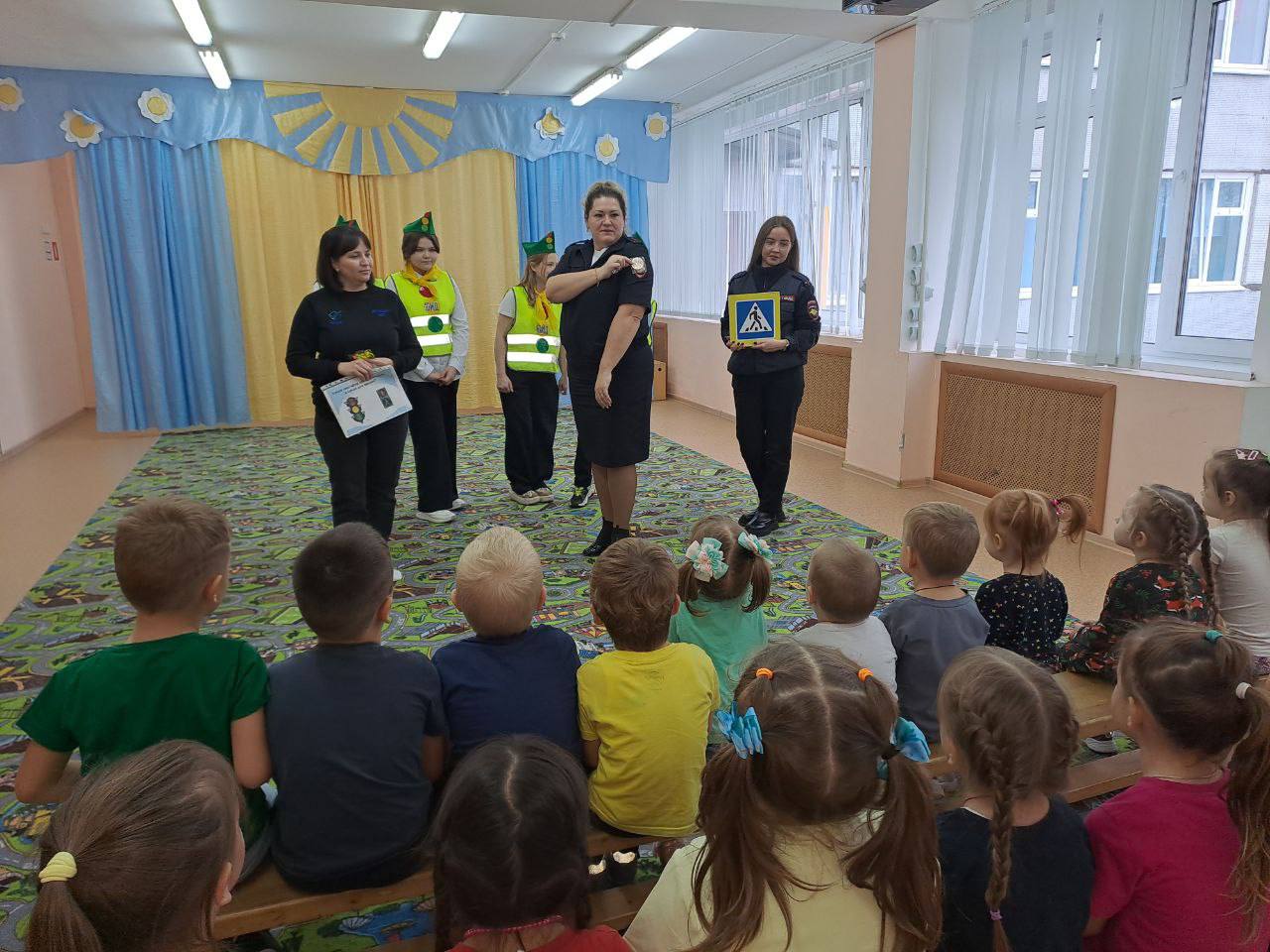 В ходе мероприятия дорожные полицейские провели профилактическую работу с детьми о необходимости использования световозвращателей на верхней одежде, рассказали какими свойствами обладают световозвращатели