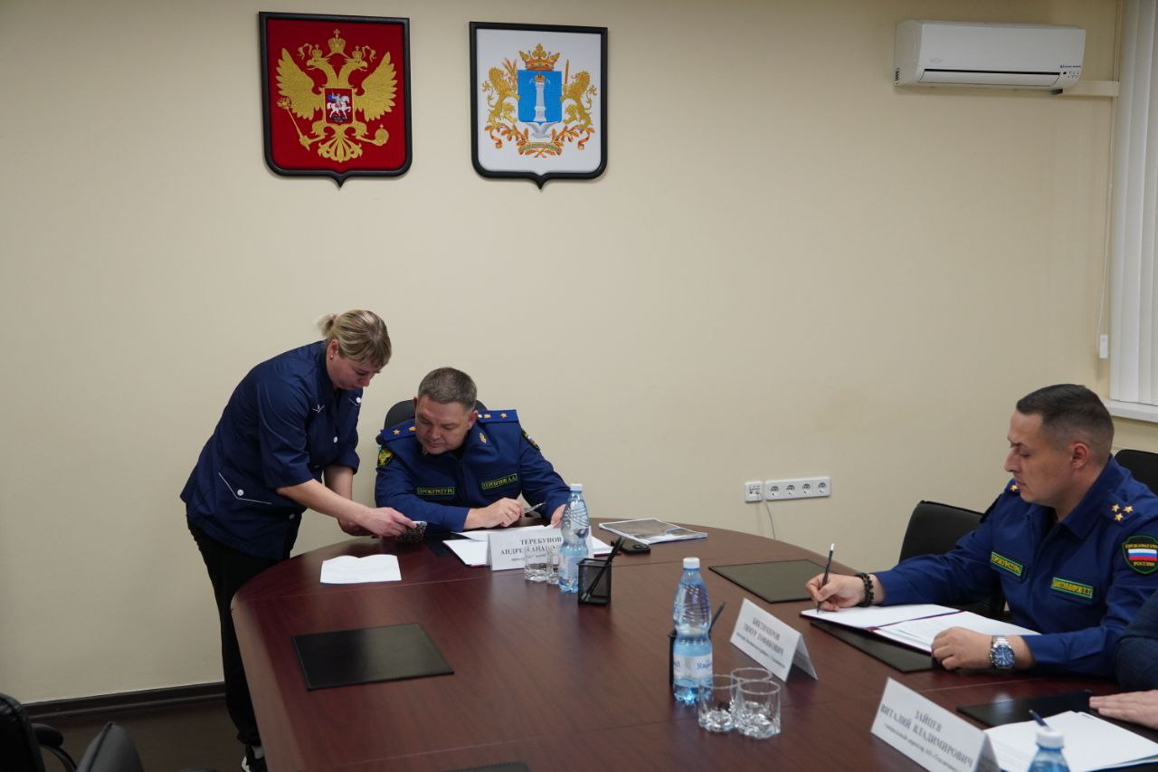 Прокурор Ульяновской области посетил АО «Тепличное» Прокурор Ульяновской области посетил АО «Тепличное»