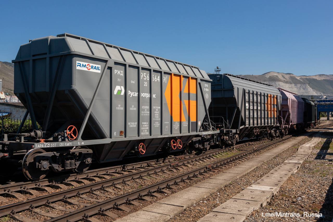 Первую партию зерна отправили из России в Армению через Азербайджан по железной дороге, передает Минтранс