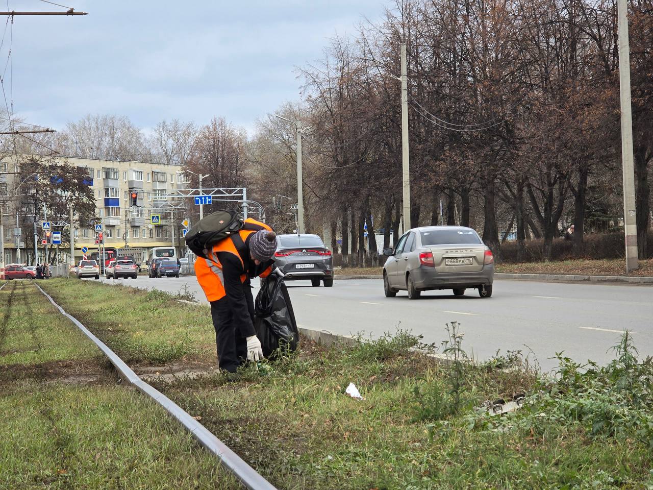 Несмотря на дождливое утро, ульяновцы вышли на «санитарную пятницу» Несмотря на дождливое утро, ульяновцы вышли на «санитарную пятницу»