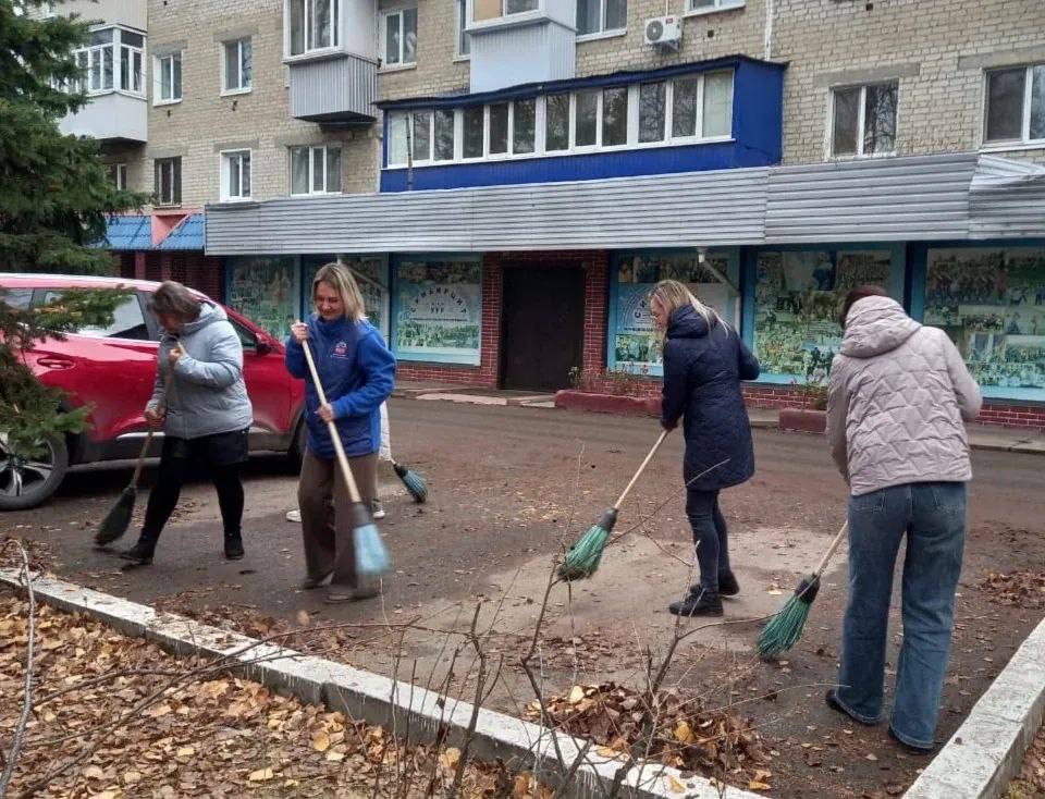 Несмотря на дождливое утро, ульяновцы вышли на «санитарную пятницу» Несмотря на дождливое утро, ульяновцы вышли на «санитарную пятницу»