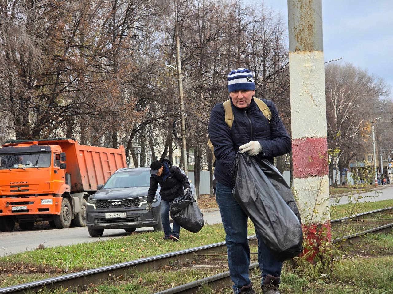 Несмотря на дождливое утро, ульяновцы вышли на «санитарную пятницу» Несмотря на дождливое утро, ульяновцы вышли на «санитарную пятницу»