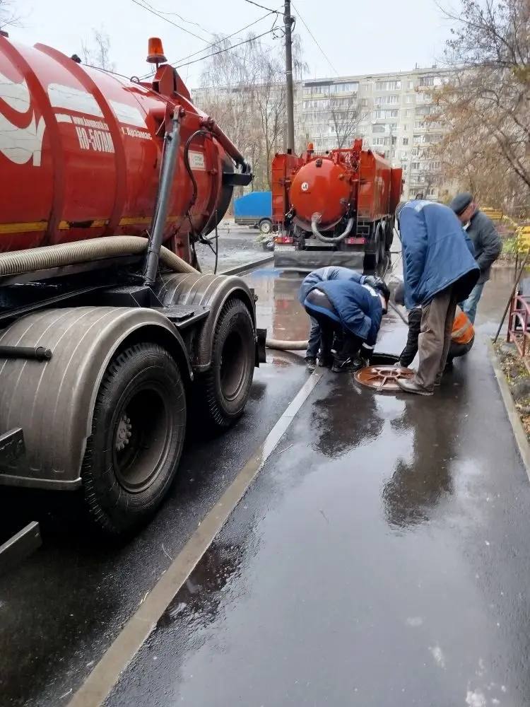 Несмотря на дождливое утро, ульяновцы вышли на «санитарную пятницу» Несмотря на дождливое утро, ульяновцы вышли на «санитарную пятницу»