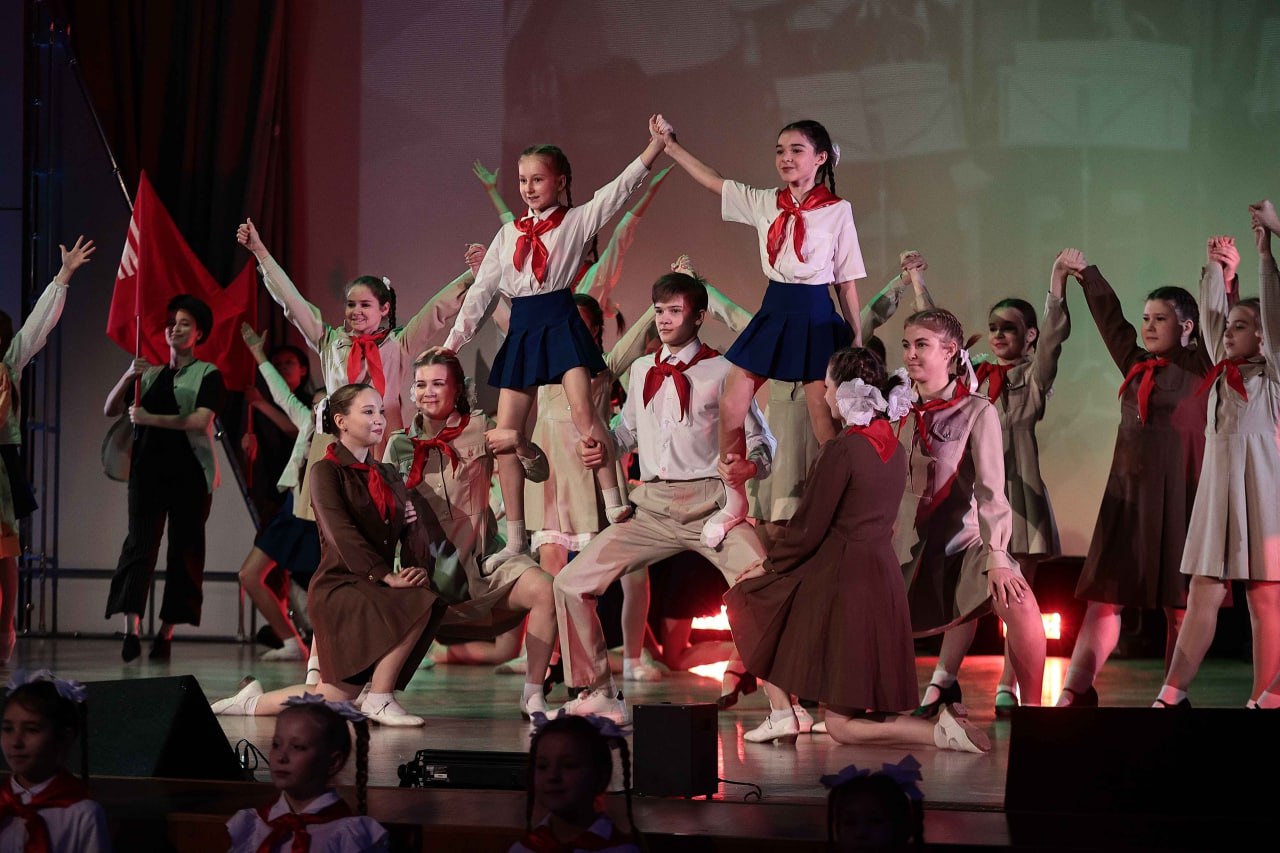 Алексей Русских вручил награды лучшим работникам системы дополнительного образования Ульяновской области Алексей Русских вручил награды лучшим работникам системы дополнительного образования Ульяновской области