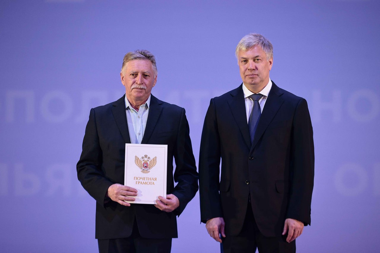 Алексей Русских вручил награды лучшим работникам системы дополнительного образования Ульяновской области Алексей Русских вручил награды лучшим работникам системы дополнительного образования Ульяновской области