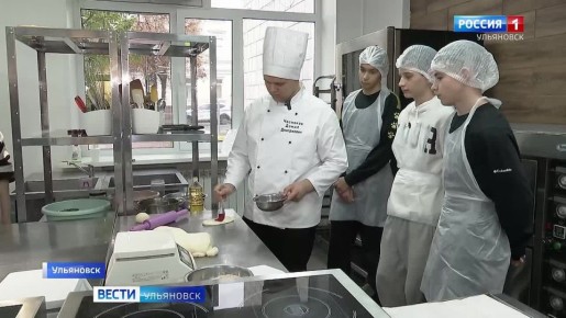 Много пышных и сладких московских плюшек напекли школьники в техникуме питания и торговли