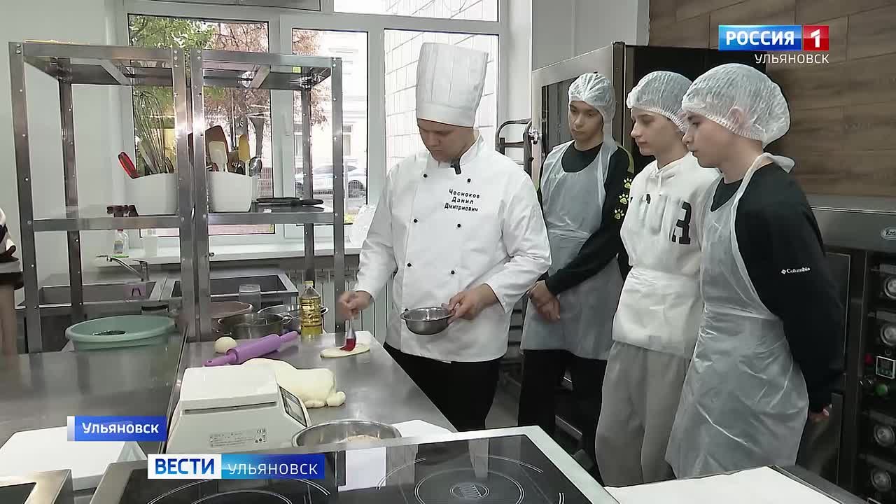 Много пышных и сладких московских плюшек напекли школьники в техникуме питания и торговли