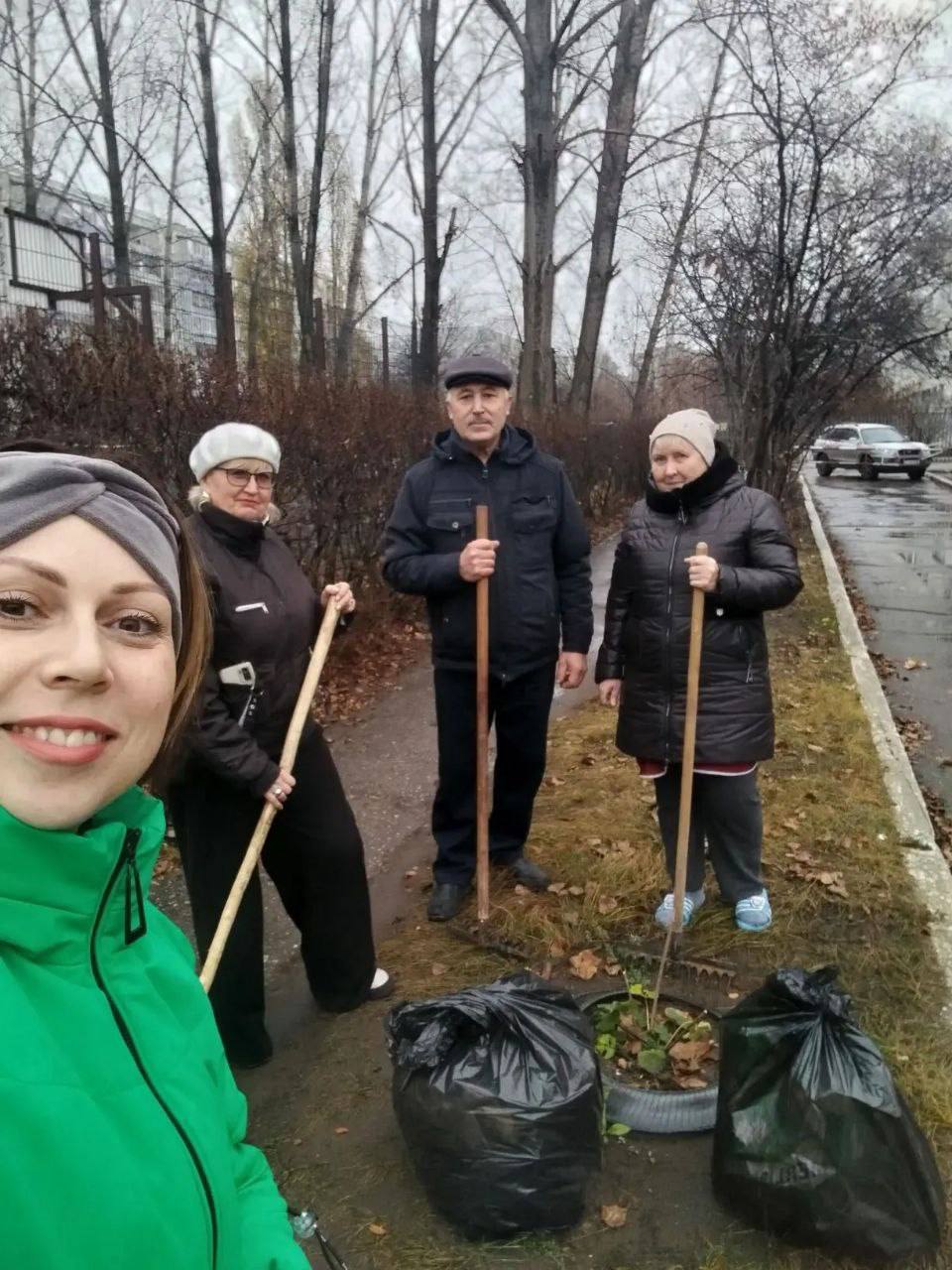 Несмотря на дождливое утро, ульяновцы вышли на «санитарную пятницу» Несмотря на дождливое утро, ульяновцы вышли на «санитарную пятницу»