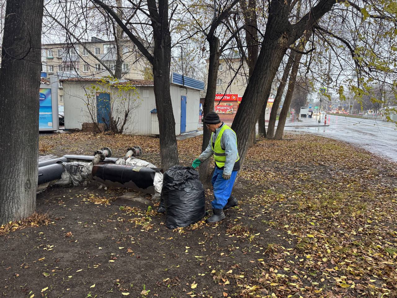 Несмотря на дождливое утро, ульяновцы вышли на «санитарную пятницу» Несмотря на дождливое утро, ульяновцы вышли на «санитарную пятницу»