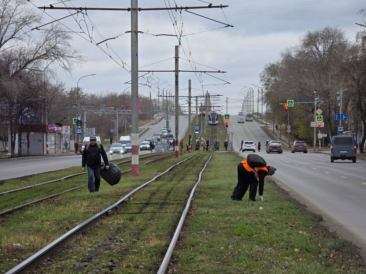 Несмотря на дождливое утро, ульяновцы вышли на «санитарную пятницу» Несмотря на дождливое утро, ульяновцы вышли на «санитарную пятницу»