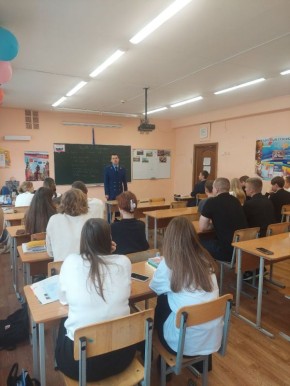 В рамках реализации мероприятий по правовому просвещению и правовому информированию старший помощник прокурора Заволжского района г. Ульяновска Ткаченко А.А. встретился с учащимися МБОУ «Средняя школа № 17»