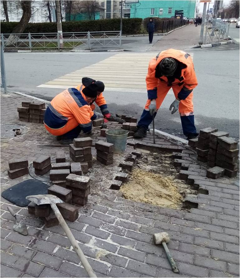 Ульяновские дорожники восстанавливают брусчатку на Гончарова и ремонтируют остановочные площадки Ульяновские дорожники восстанавливают брусчатку на Гончарова и ремонтируют остановочные площадки