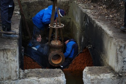 МУП «Ульяновскводоканал» устраняет порыв на старом участке водовода №6