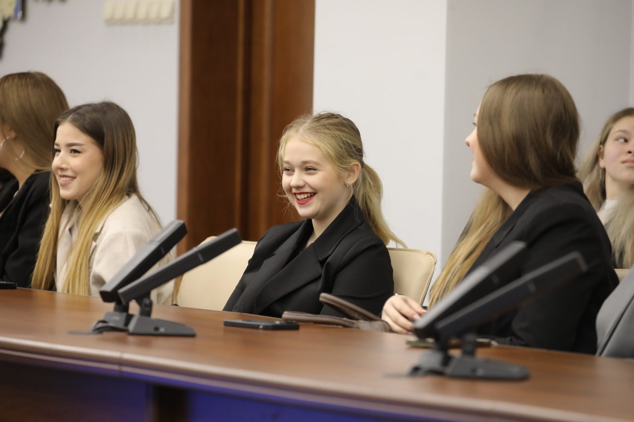 Председатель Молодежного парламента Максим Писарев и студенты Ульяновского государственного университета в ходе проекта "Школа молодого политика" обсудили меры поддержки молодых специалистов в Ульяновской области... Председатель Молодежного парламента Максим Писарев и студенты Ульяновского государственного университета в ходе проекта "Школа молодого политика" обсудили меры поддержки молодых специалистов в Ульяновской области...