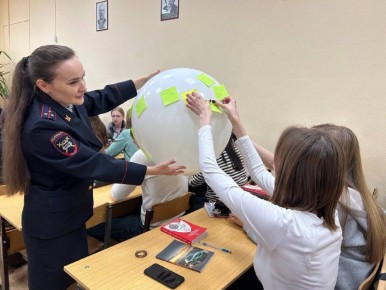 Во время «Краш-курса» сотрудники Госавтоинспекции совместно с представителями спасательных и медицинских служб продемонстрировали тематические видеофильмы с мест дорожно-транспортных происшествий, которые наглядно показывают...