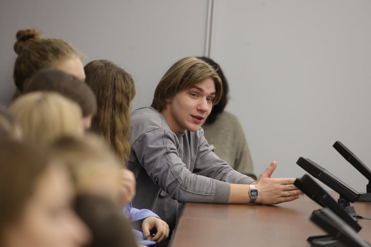 Председатель Молодежного парламента Максим Писарев и студенты Ульяновского государственного университета в ходе проекта "Школа молодого политика" обсудили меры поддержки молодых специалистов в Ульяновской области... Председатель Молодежного парламента Максим Писарев и студенты Ульяновского государственного университета в ходе проекта "Школа молодого политика" обсудили меры поддержки молодых специалистов в Ульяновской области...