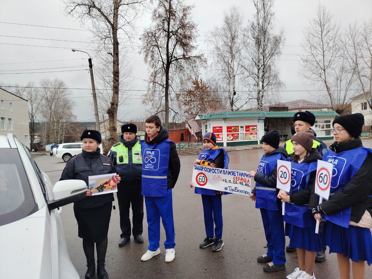 Во время профилактического мероприятия сотрудники Госавтоинспекции призвали водителей быть внимательными и дисциплинированными на дороге, напомнили, что согласно п. 10.1. ПДД водитель должен вести транспортное средство со... Во время профилактического мероприятия сотрудники Госавтоинспекции призвали водителей быть внимательными и дисциплинированными на дороге, напомнили, что согласно п. 10.1. ПДД водитель должен вести транспортное средство со...