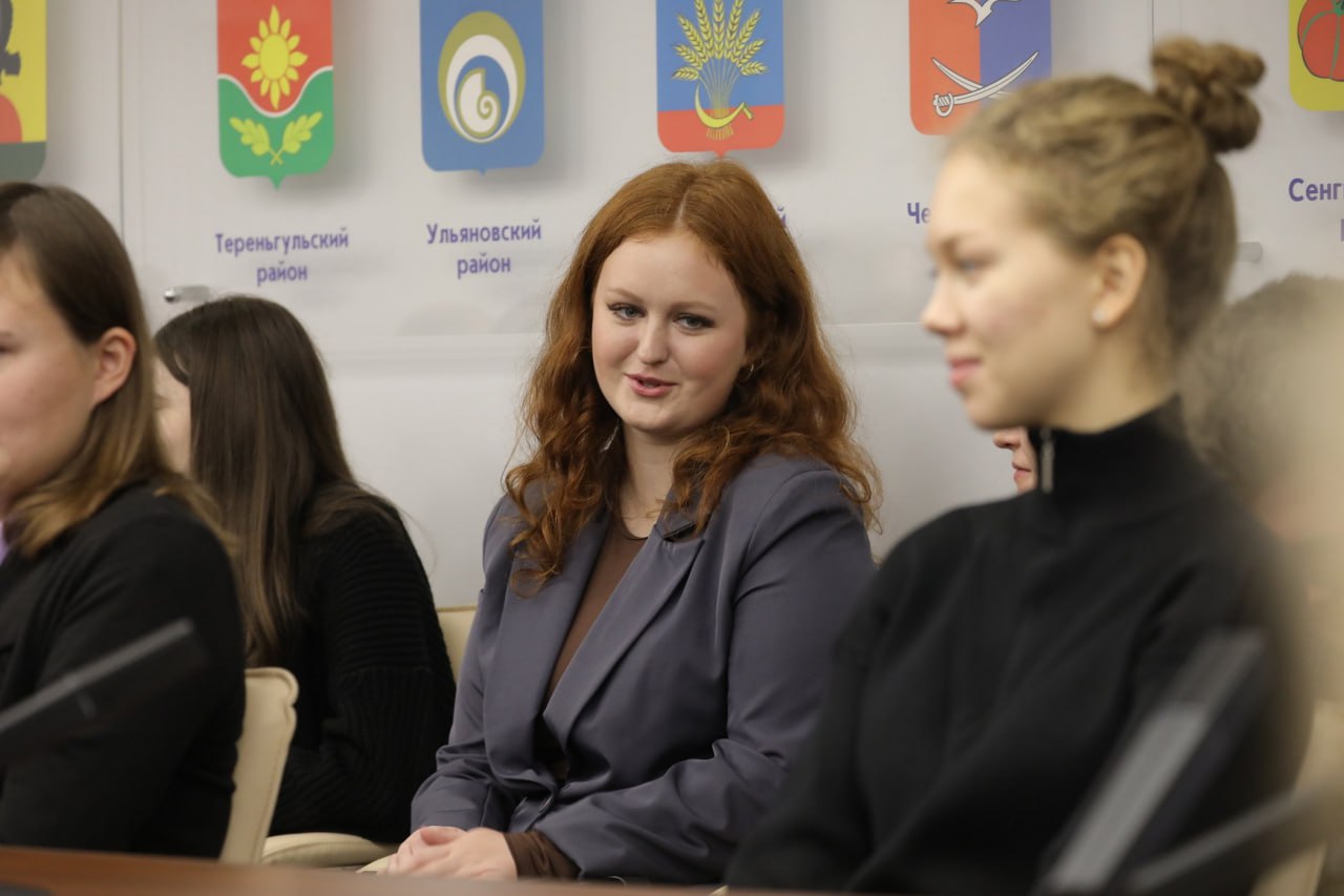 Председатель Молодежного парламента Максим Писарев и студенты Ульяновского государственного университета в ходе проекта "Школа молодого политика" обсудили меры поддержки молодых специалистов в Ульяновской области... Председатель Молодежного парламента Максим Писарев и студенты Ульяновского государственного университета в ходе проекта "Школа молодого политика" обсудили меры поддержки молодых специалистов в Ульяновской области...