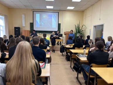 «Краш-курс» - это не просто лекция, это практико-ориентированное обучение, которое призвано дать студентам самые необходимые знания и навыки для действий в экстренных ситуациях, связанных с дорожным движением...